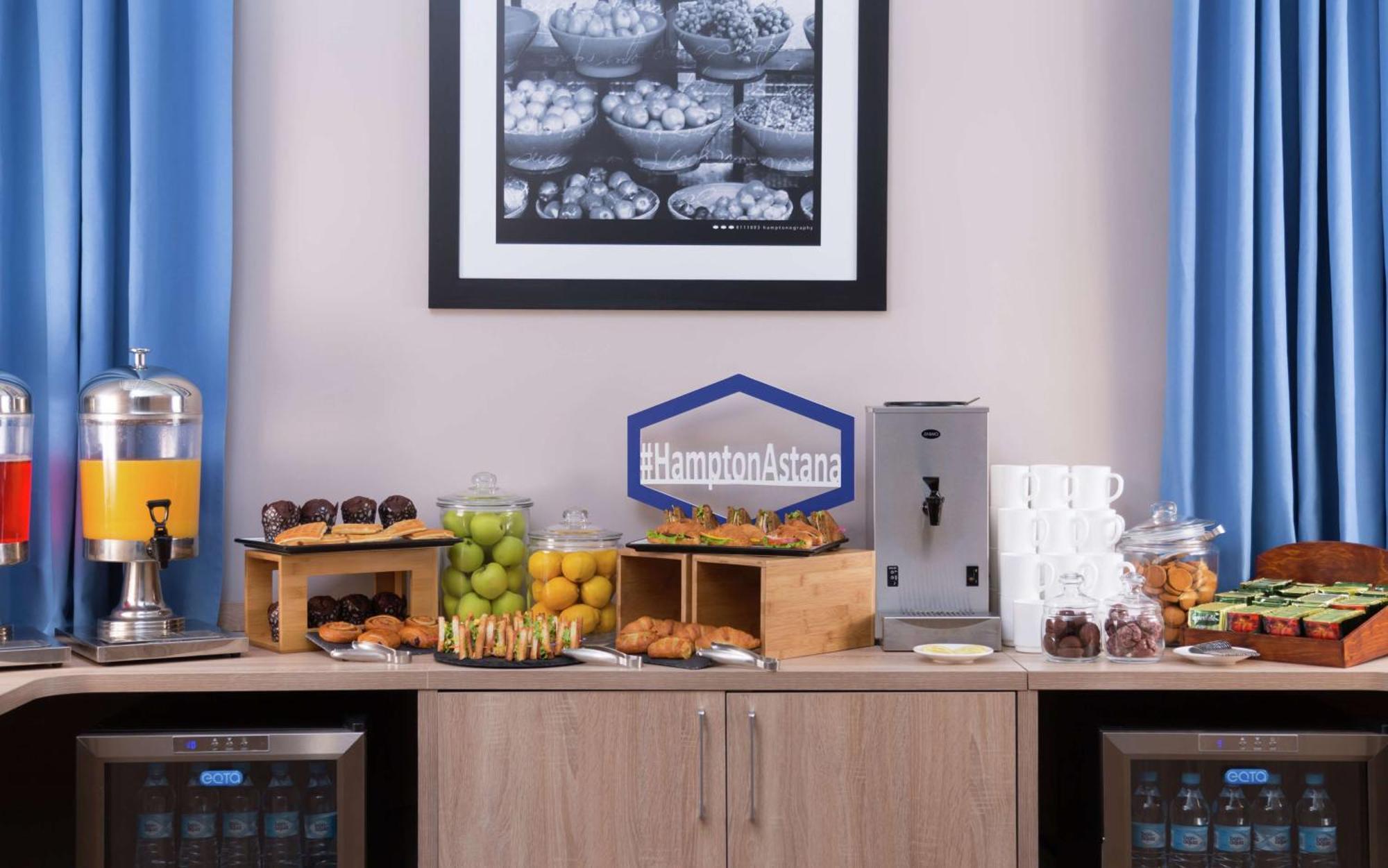 Hampton By Hilton Triumphal Arch 3*
